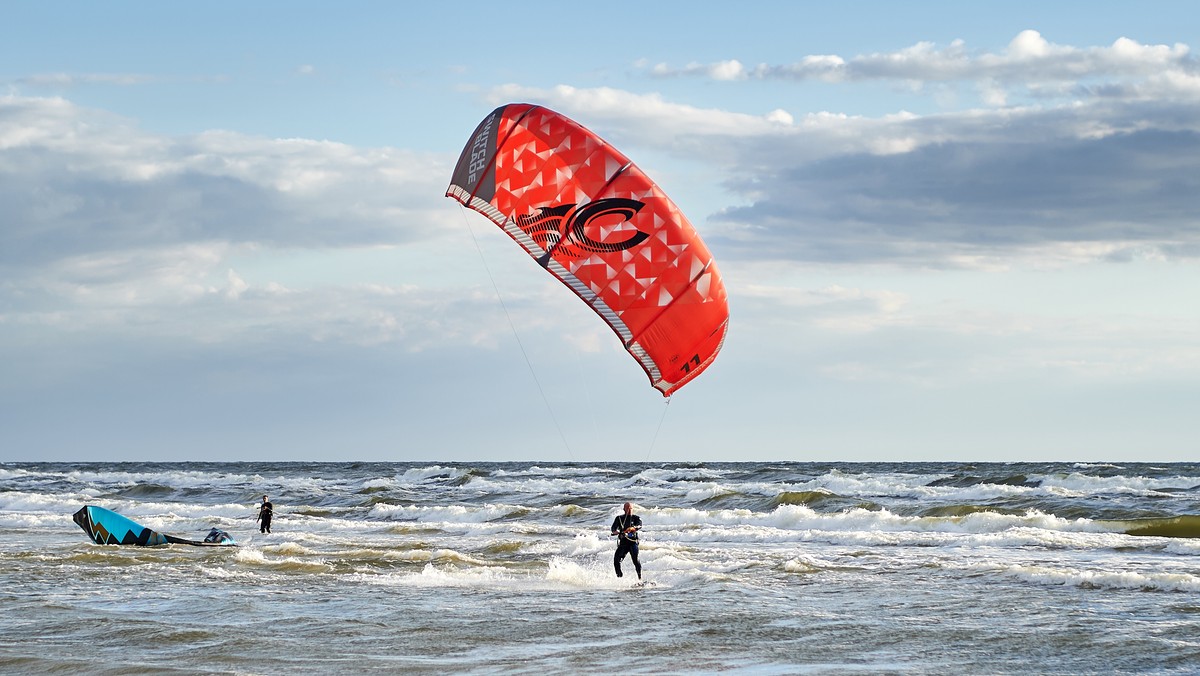 <strong>Poszukiwany przez kilka godzin przez służby ratownicze na Zatoce Gdańskiej kitesurfer sam zgłosił się po północy do sopockiego WOPR. Okazało się, że mężczyzna o własnych siłach dobił do brzegu. </strong>