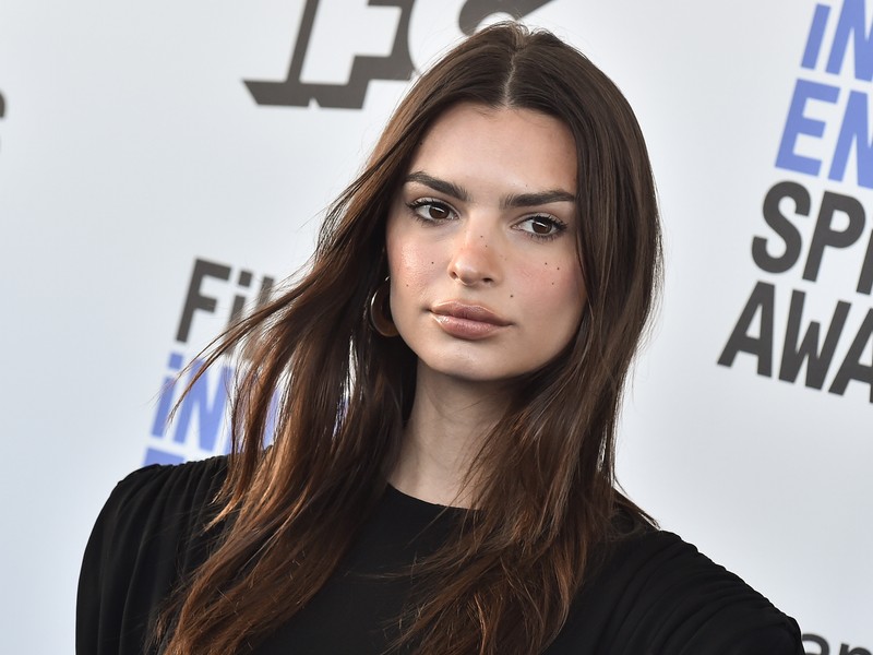 Emily Ratajkowski w wiśniowym płaszczu. Modelka kolejny raz pokazuje ...