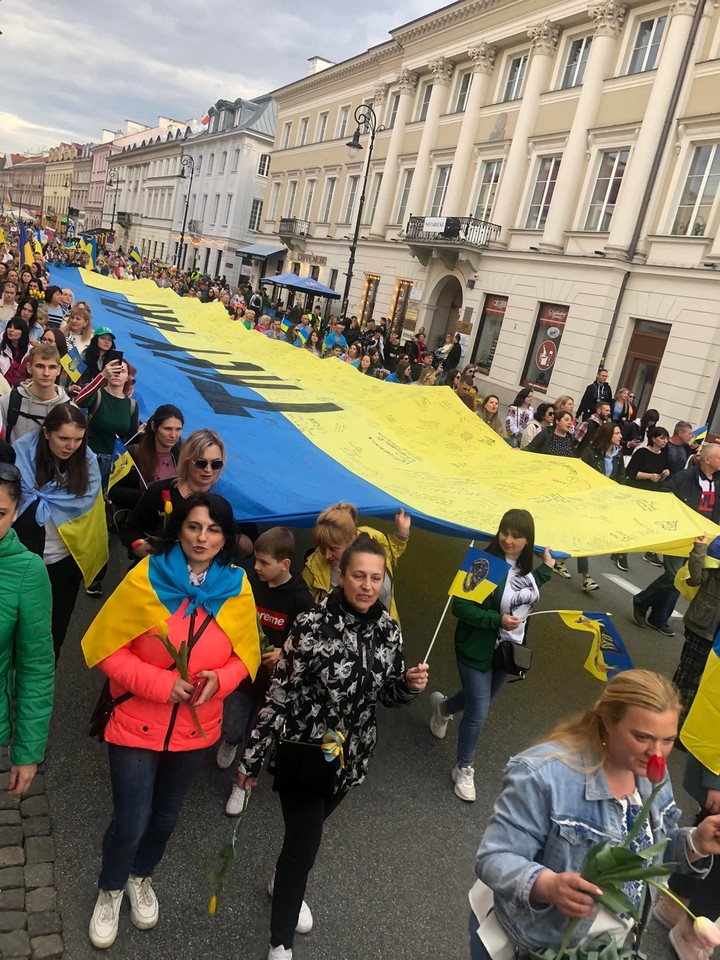 Ukraińcy wyrażają wdzięczność Polakom. W Warszawie odbył się marsz wdzięczności