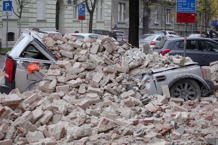 Od jačine zemljotresa rušili su se delovi zgrada
