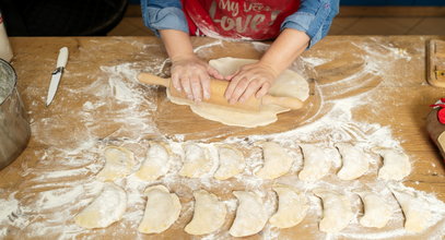 Wykorzystaj suszone śliwki z kompotu i zrób z nich pierogi! Ten wigilijny deser pokochają zwłaszcza dzieci