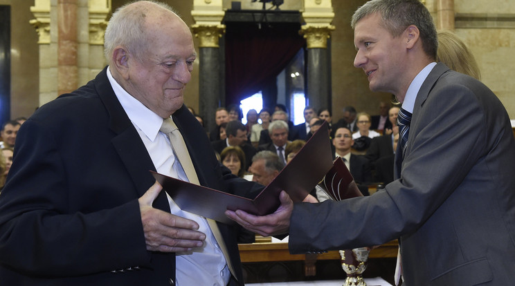 Klapka György vákumos diójáért vehette át a kitüntetést / Fotó: MTI/Kovács Tamás