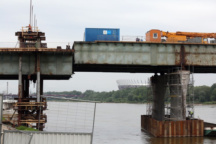 Zobacz też zdjęcia z <a href='http://forsal.pl/galerie/873460,zdjecie,1,most-lazienkowski-zostal-przeciety-zobacz-najnowsze-zdjecia-z-remontu.html' style='color: blue'> operacji opuszczenia 600-tonowego fragmentu mostu. </a><br><br>fot. (tg/cat) PAP/Tomasz Gzell