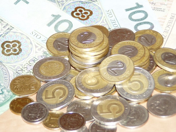 Złoty może nieco zyskać w poniedziałek