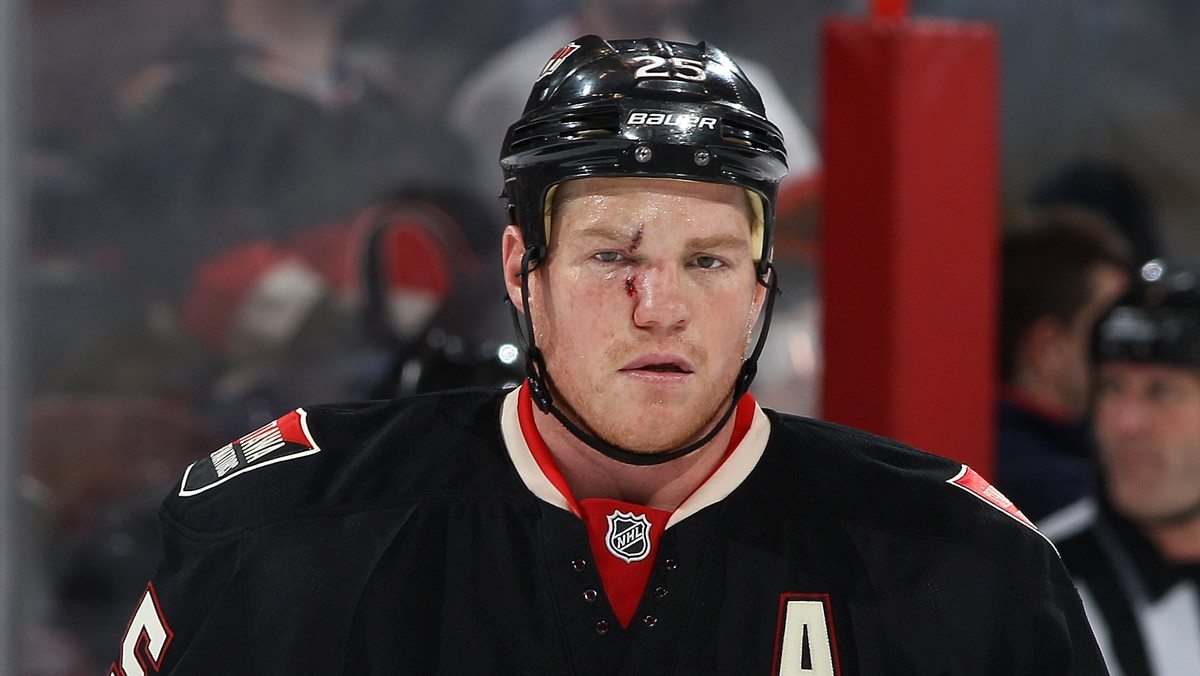 Chris Neil, hokeista Ottawa Senators, w spotkaniu z Montreal Canadiens, oberwał krążkiem w twarz. Kanadyjczyk miał dużo szczęścia, bo groźnie wyglądające rozcięcie, okazało się powierzchowne.