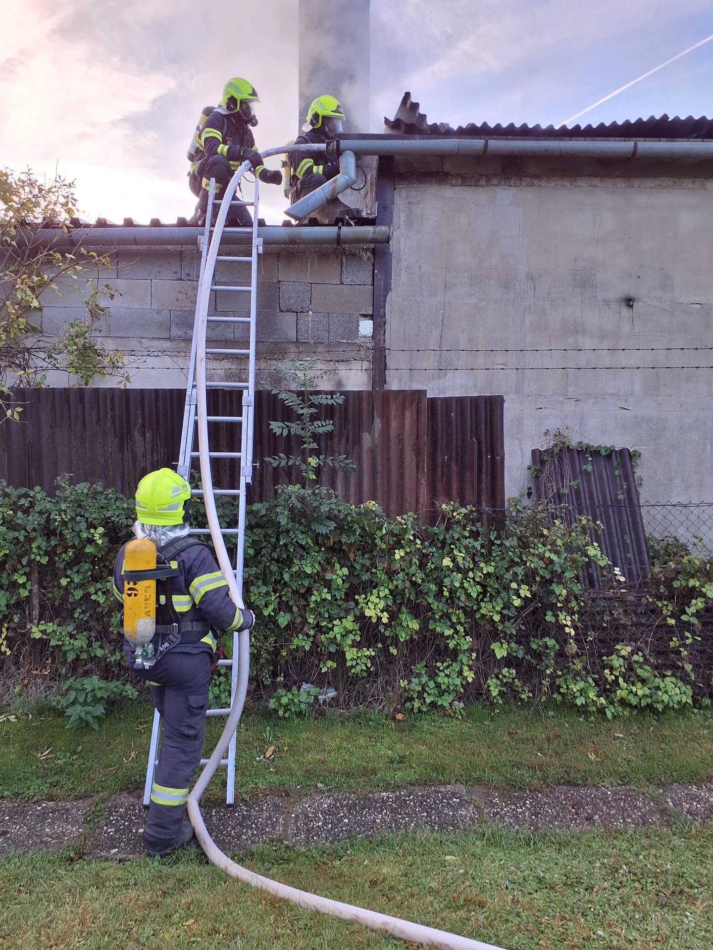 Požiar v autoservise v bratislavskej Vrakuni spôsobil škodu za 20-tisíc eur.