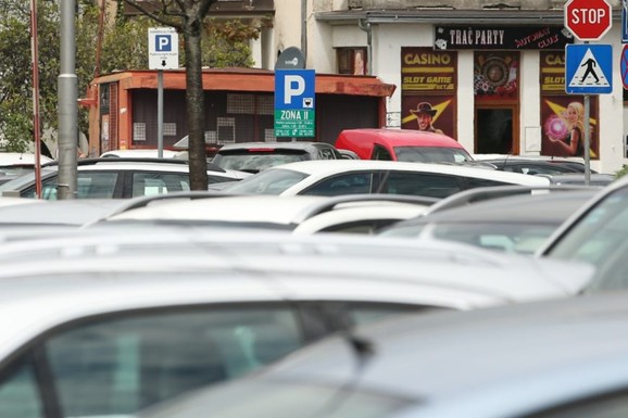(FOTO) OVAKO PARKIRANJE U SRBIJI DO SADA NIJE VIĐENO Vlasnik "smarta" pokušao da ugura auto na već zauzeto mesto i ZAROBIO drugi automobil: Zbog njegovog poteza GORE MREŽE