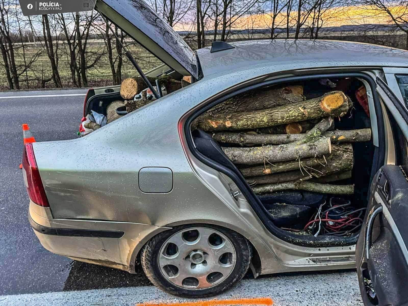 Muž s preťaženým vozidlom pri Drienovci spôsobil dopravnú nehodu.