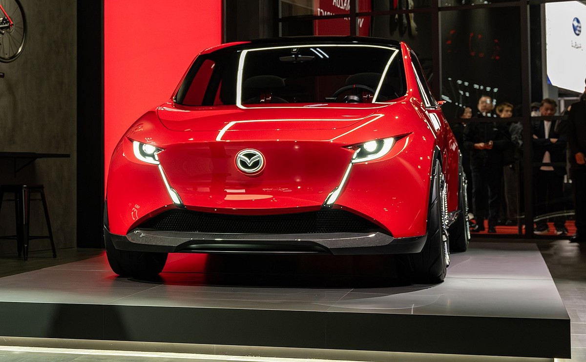 Nowa Mazda X-COMPACT ma niecałe 4 m długości i mnóstwo technologii na pokładzie