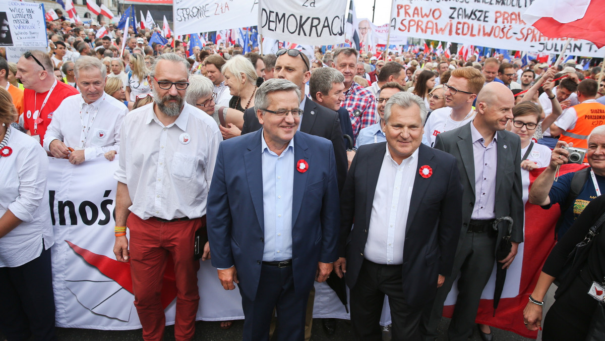 W wielu miastach w Polsce zorganizowano marsze Komitetu Obrony Demokracji. Największy z nich, z udziałem m.in. byłych prezydentów, szedł ulicami Warszawy pod hasłem "Wszyscy dla wolności". Według danych stołecznego ratusza w manifestacji wzięło udział około 50 tysięcy osób. Z kolei policja podaje, że w momencie startu na placu Bankowym było 10 tysięcy osób. Ostatnim punktem były przemówienia na placu Konstytucji. Głos zabrali m.in. Mateusz Kijowski, Bronisław Komorowski, Aleksander Kwaśniewski i Władysław Frasyniuk. "Jarku, tu jest wolna Polska!" - mówił ze sceny Frasyniuk do prezesa PiS. Zapraszamy do relacji na żywo!