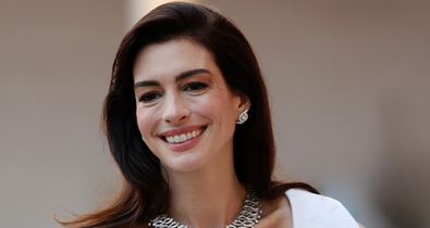 Anne Hathaway meztelenruhájától azonnal zavarba jössz: az átlátszó darabban a mellbimbóját is megvillantotta