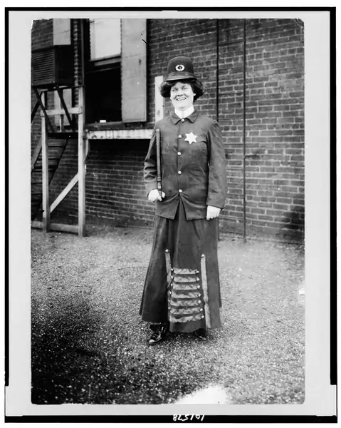 Sufrażystka prezentuje strój, w którym mogłaby pracować jako policjantka. Ohio, 1908/Public Domain / mediadrumworld.c/EAST NEWS