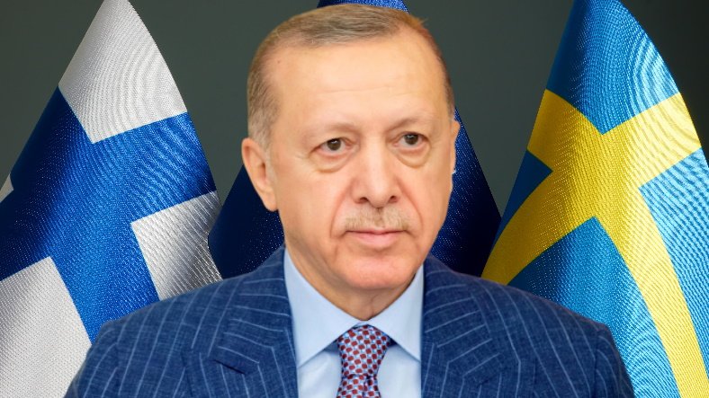 Prezydent Turcji Recep Tayyip Erdogan na tle flag Finlandii i Szwecji