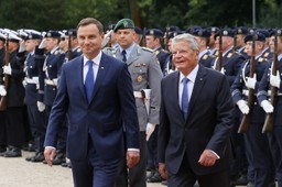 Prezydent Duda w Berlinie: Spotkał się z Joachimem Gauckiem i jego partnerką Danielą Schadt