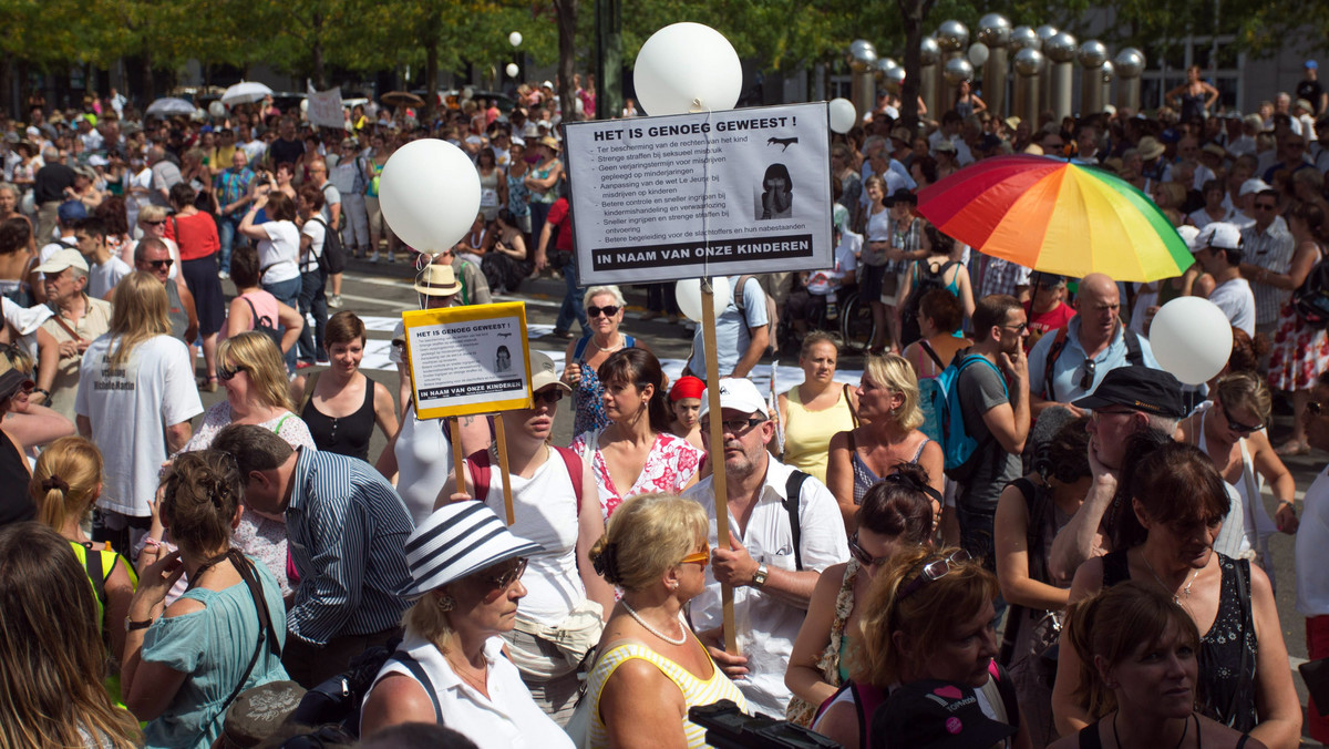 Kilkaset osób demonstrowało w niedzielę w Brukseli przeciwko warunkowemu zwolnieniu z więzienia byłej żony pedofila-mordercy Marca Dutroux, Michelle Martin. Podobną manifestację zorganizowano już 3 sierpnia w miasteczku Malonne na południu Belgii.