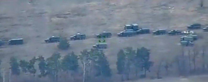 Rosyjska kolumna zmierzająca do Hostomlu, obserwowana z ukraińskiego drona