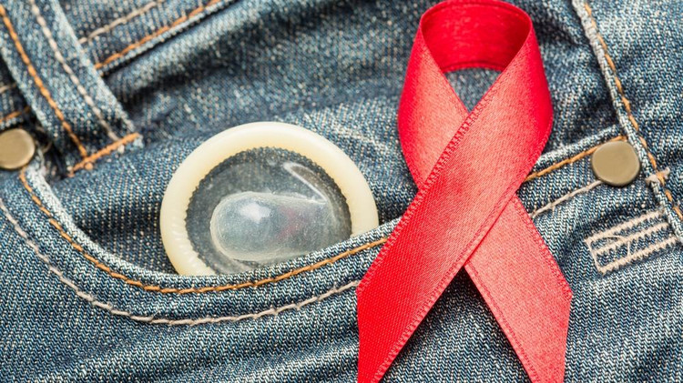 Czy prezerwatywa chroni przed HIV? Co zrobić, gdy pęknie?