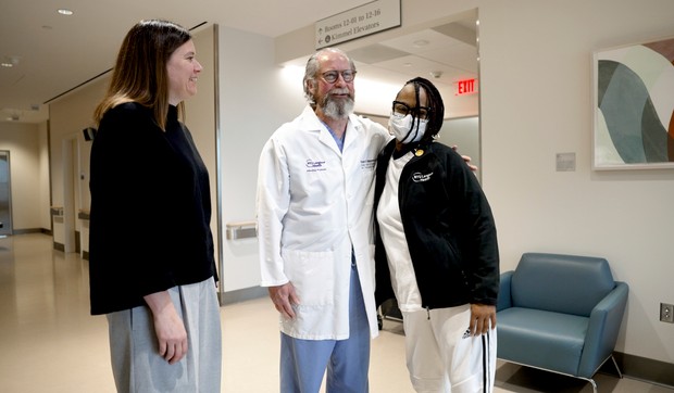 Dr Džejmi Lok, dr Robert Montgomeri i Toana Luni u bolnici u Njujorku 10. decembra