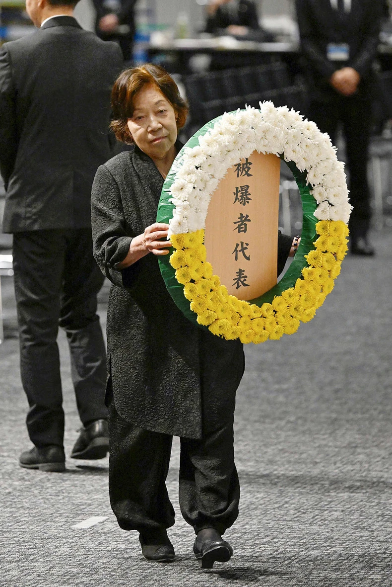 Predstavnica žrtava Takeko Kudo polaže venac povodom 78. godišnjice nuklearnog napada na Nagasaki 9. avgusta