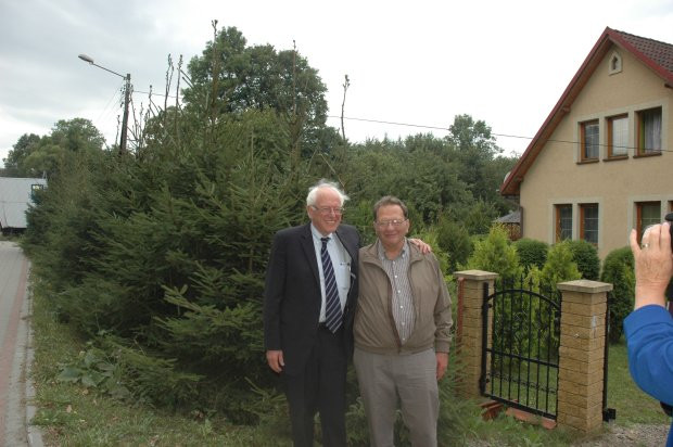 Bernie Sanders i jego brat Larry w miejscu, w którym stał dom ich przodków
