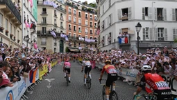 Kolarz oświadczył się na Polach Elizejskich tuż po zakończeniu Tour de France