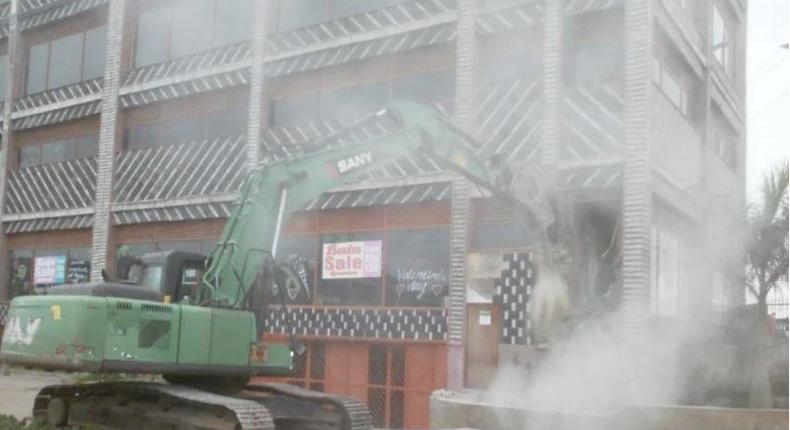 Police forced to use teargas as Taj Mall demolition continues