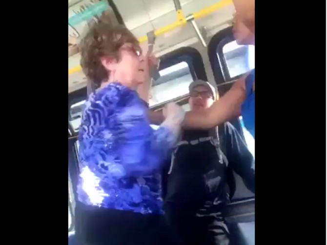 Tuča dve žene u autobusu