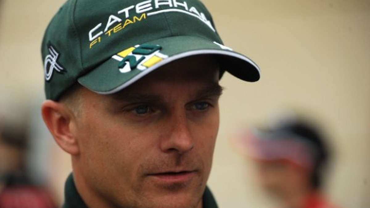 Kovalainen, który kilka lat temu startował w barwach McLaren-Mercedes, miałby zastąpić w drugim bolidzie tego zespołu Francuza Romaina Grosjeana, którego słabe wyniki i liczne kary za niebezpieczną jazdę spowodowały mocne niezadowolenie jego szefów.