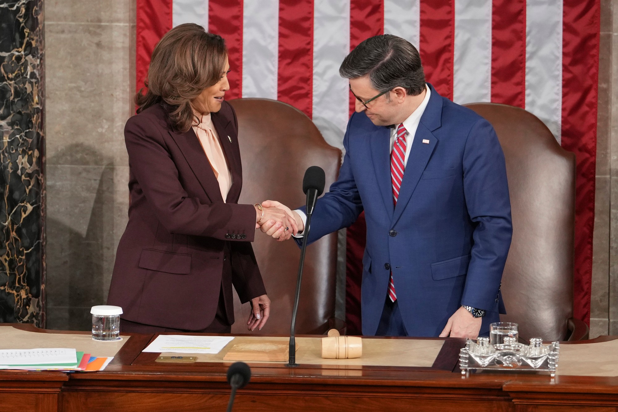 Americká viceprezidentka Kamala Harrisová a predseda Snemovne reprezentantov Mike Johnson.