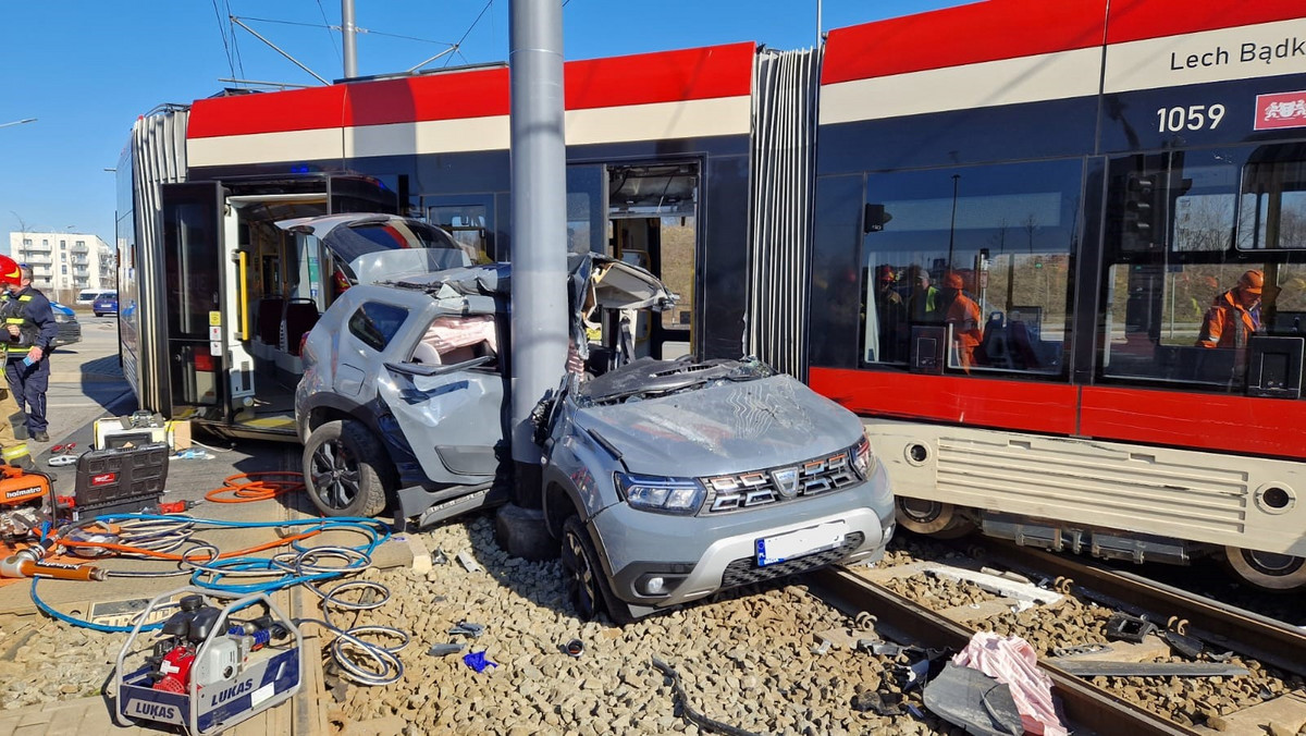 Wypadek w Gdańsku. Samochód zakleszczył się pomiędzy tramwajem a słupem