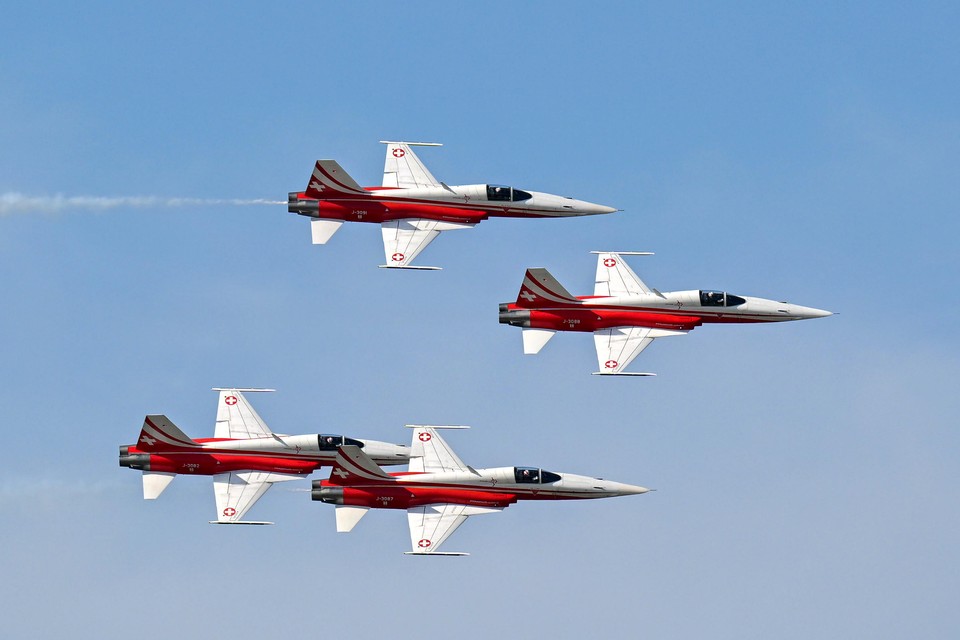 Przelot samolotów Northrop F-5E Tiger II zespołu akrobacyjnego Sił Powietrznych Szwajcarii - Patrouille Suisse