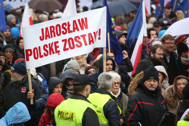 Okrzyki protestujących przed Pałacem Prezydenckim: Marionetka Kaczyńskiego! Łamiesz prawo! WIDEO