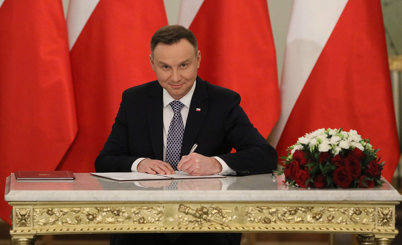 Prezydent Andrzej duda podpisuje akt powołania na premiera Mateusza Morawieckiego.
