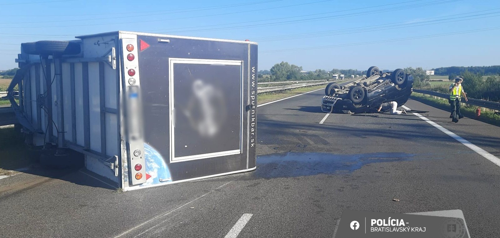 Diaľnica D2 z Bratislavy do Malaciek je uzavretá kvôli nehode.