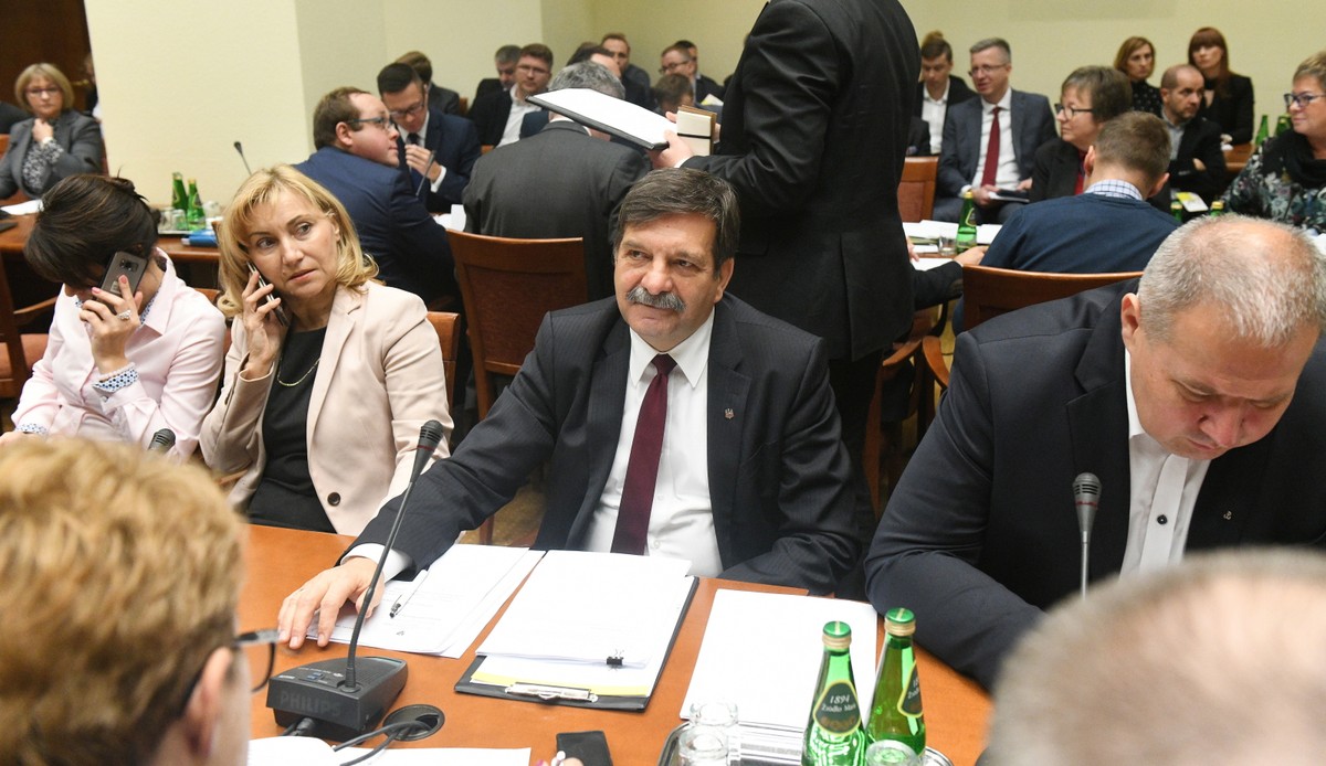 Przewodniczący podkomisji, poseł PiS Janusz Śniadek podczas posiedzenia sejmowej komisji polityki społecznej i rodziny.
