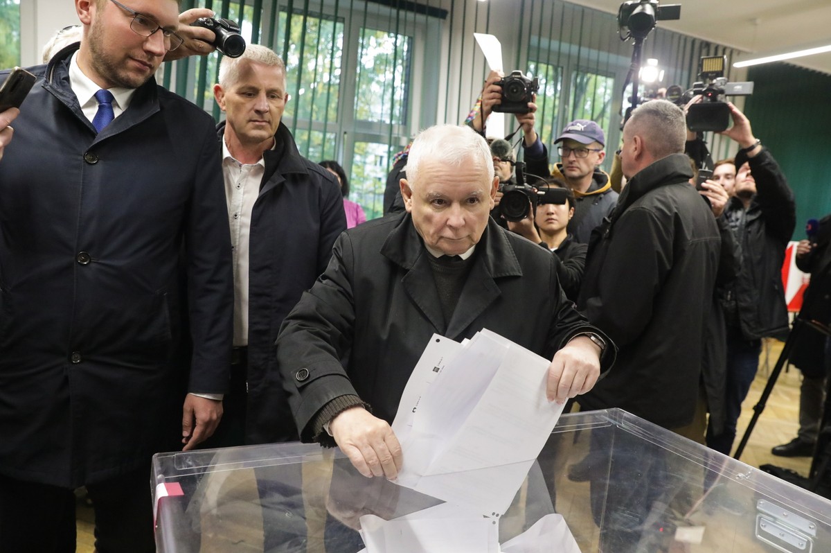 Warszawa, 15.10.2023. Wybory parlamentarne 2023. Wicepremier, prezes PiS Jarosław Kaczyński oddał głos w lokalu wyborczym w Warszawie.