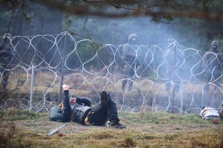 Migráns a lengyel határnál, a fehéroroszországi Grodno környékén. A héten a lengyel határnál összegyűlt nagy létszámú migránscsoport megpróbált erőszakkal áttörni a határvédő kerítésen, hogy bejusson az Európai Unió területére. MTI/EPA/BELTA/Leanyid Scseglov