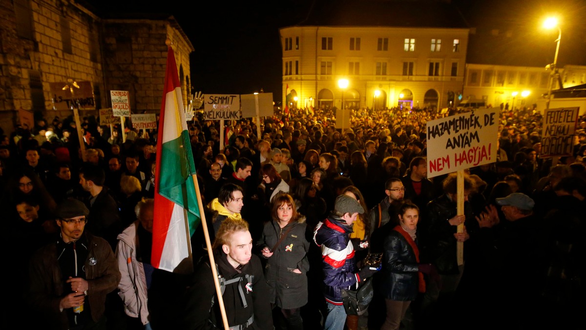 Do późnej nocy trwały w Budapeszcie antyrządowe demonstracjeskierowane przeciwko nowelizacji konstytucji, która zaniepokoiła również władze Unii Europejskiej. Na ulicach stolicy protestowało wiele tysięcy osób.