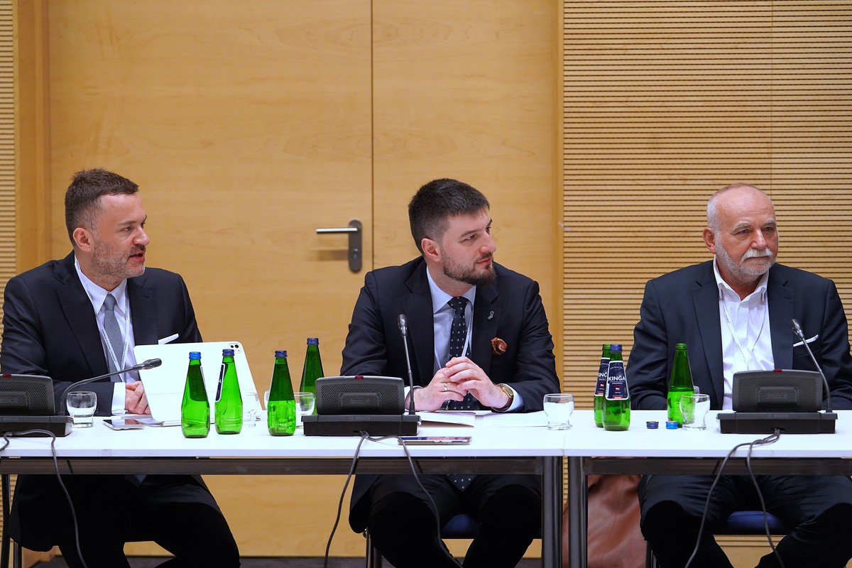 Marcin Kubiczek (prezes Hawe Telekom w restrukturyzacji), Radosław Niedzielski (wiceprezes zarządu Agencji Rozwoju Przemysłu) oraz Wiesław Ostrowski (zarządca Hawe Telekom w restrukturyzacji) podczas rozmowy z DGP