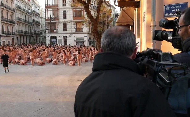 Naga sesja zdjęciowa na ulicach Walencji. Ma ukazywać stopniowe upodmiotowianie kobiet