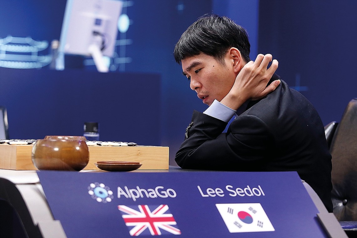 Lee Sedol, mistrz gry w Go, pokonany  przez program sztucznej inteligencji AlphaGo 4:1 w 2016. Fachowcy przewidywali, że zwycięstwo nad człowiekiem sztuczna inteligencja odniesie dopiero za kilkanaście lat, bo Go jest grą dużo bardziej skomplikowaną od szachów. 
