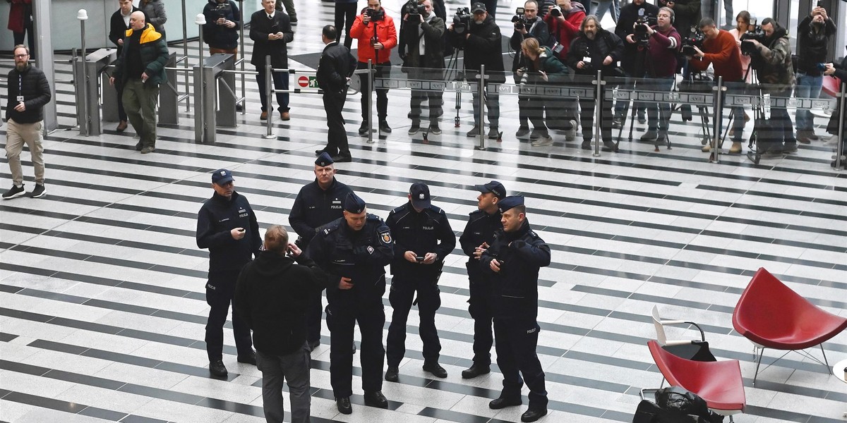 Delegacja obrońców z PiS stawiła się na "służbę". Policja przyjechała dla nich czy po nich?