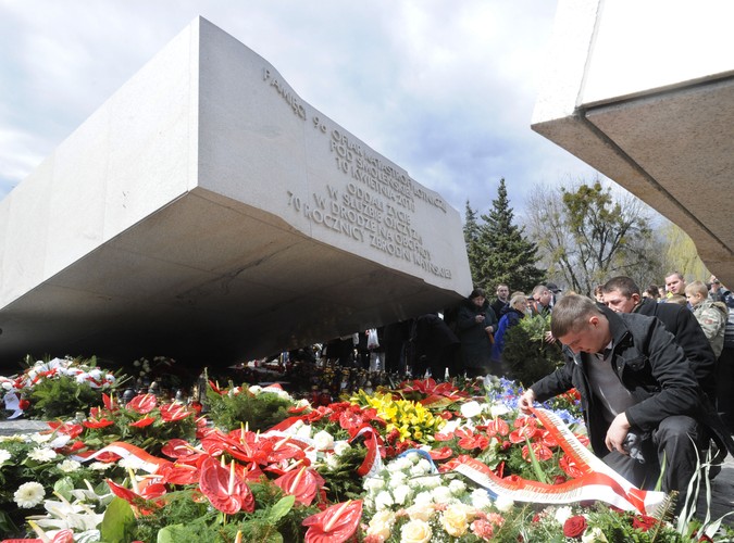 Pomnik ofiar katastrofy smoleńskiej na Powązkach