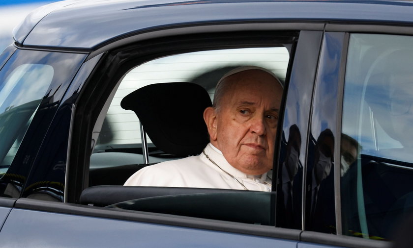 Grecja. Papież Franciszek stracił równowagę na schodach samolotu.