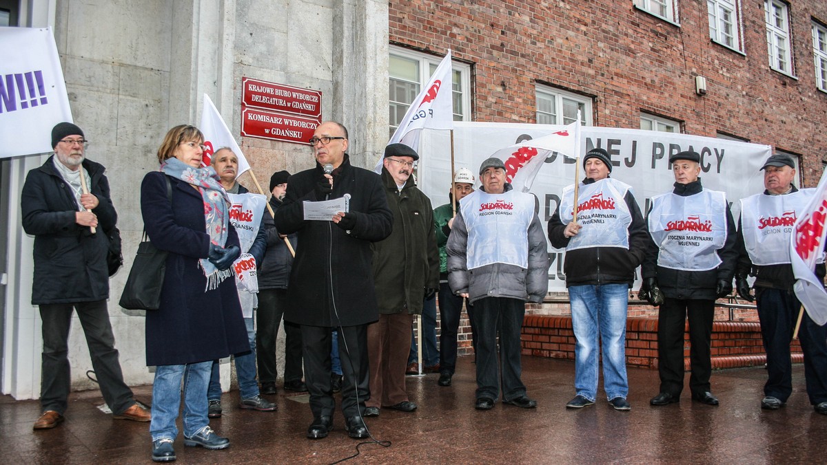 Kilkadziesiąt osób wzięło dzisiaj udział w manifestacji pod Urzędem Marszałkowskim w Gdańsku. W petycji, która została złożona do urzędników, pikietujący domagają się: "interwencji w sprawie natychmiastowego przywrócenia do pracy w Operze Bałtyckiej bezprawnie zwolnionych związkowców".