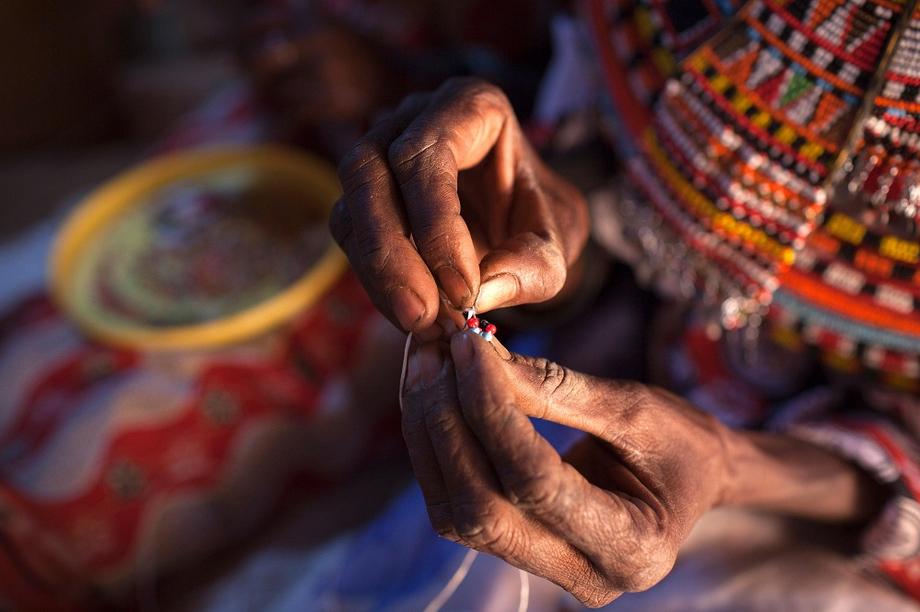 Jednym z zajęć kobiet z Utoja jest produkcja kolorowej biżuterii z koralików