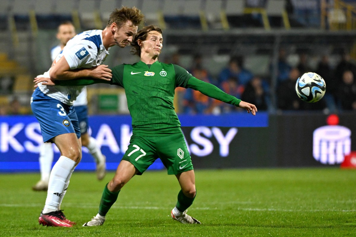 Zawodnik PGE FKS Stali Mielec Bert Esselink (L) i Stefan Savic (P) z Warty Poznań podczas meczu 12. kolejki piłkarskiej Ekstraklasy