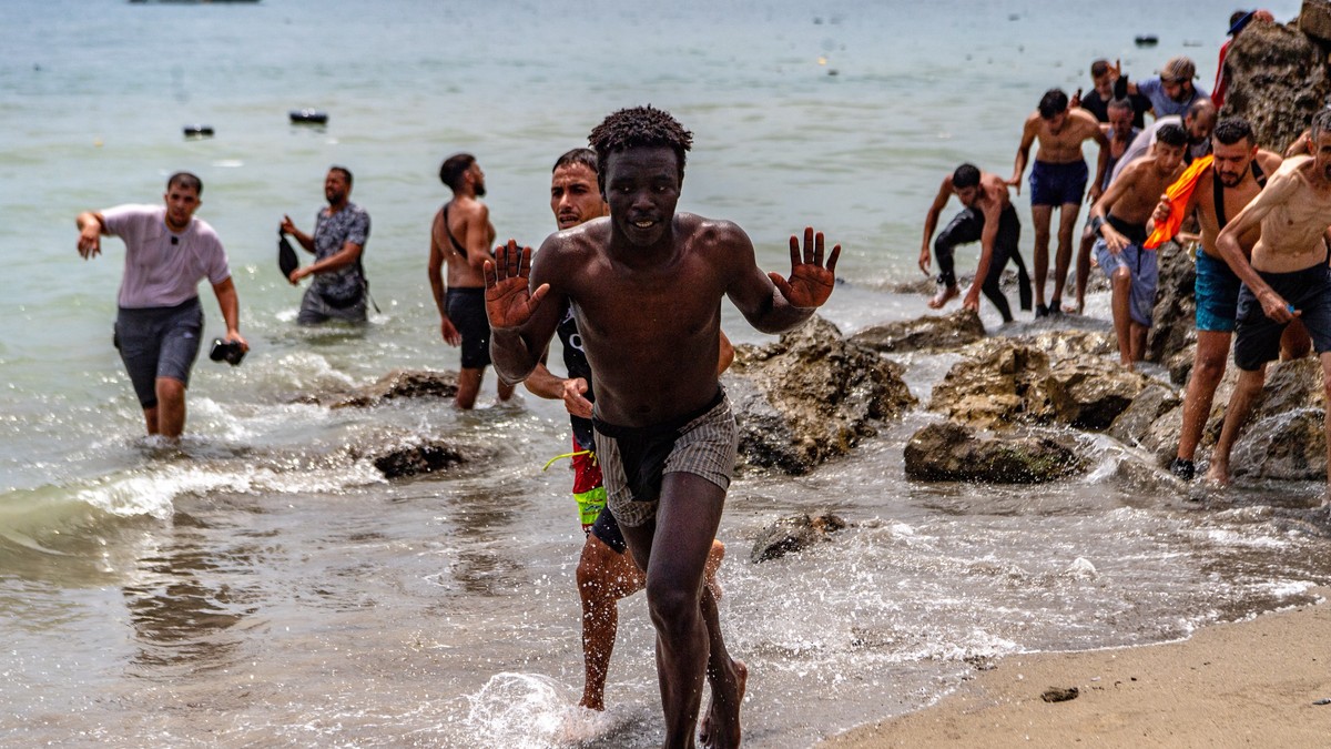 Migranti pokušavaju da pređu iz Maroka u špansku enklavu Seutu, Španija digla vojsku