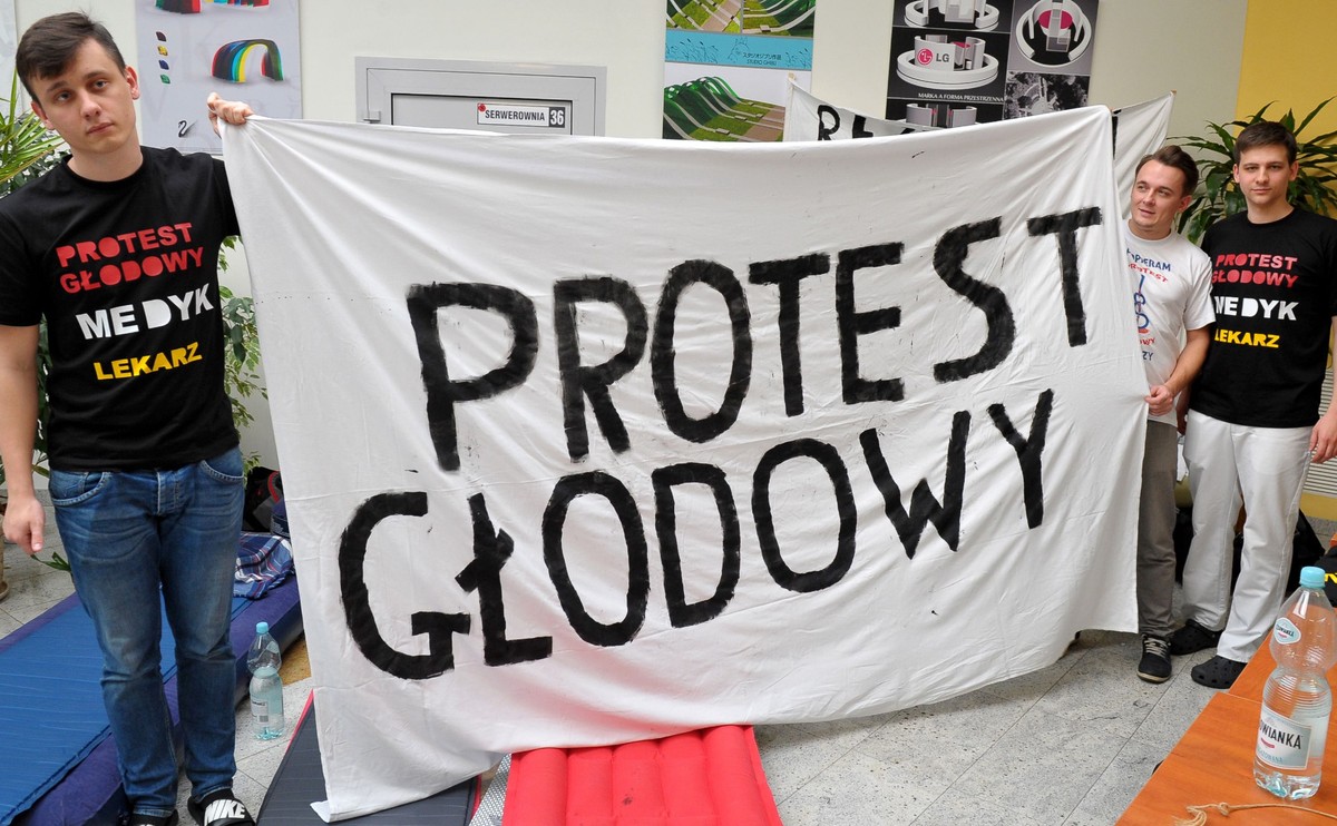 Protestujący domagają się wzrostu nakładów na ochronę zdrowia do 6,8 proc. PKB w 2021 r.