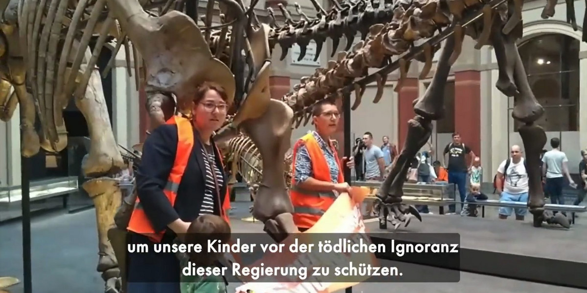 Aktywistki klimatyczne weszły do muzeum w Berlinie i przykleiły się do barierki odgradzającej szkielet dinozaura.